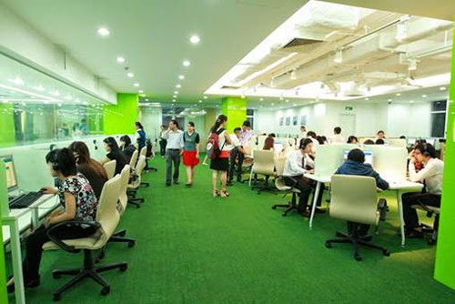 Bật mí cách trang trí nội thất văn phòng đẹp với thảm cỏ nhân tạo